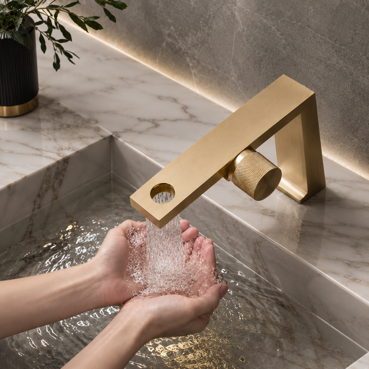 FLORA|LUXURY MODERN SIGNLE HOLE BATHROOM FAUCET