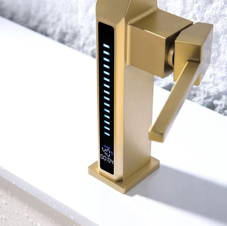 IZELA|Kitchen Faucet with Pullout Spray Head Digital Display Kitchen Faucet